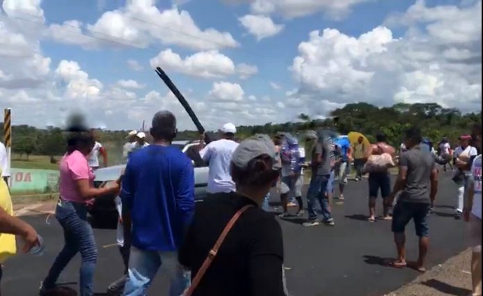 garimpeiros atacam carro